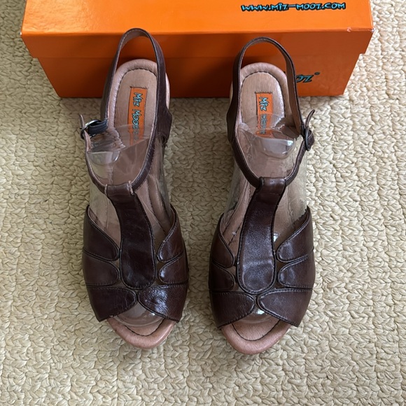 Miz Mooz Women’s Howl Leather T-strap Sandal Size 9 - Picture 2 of 10